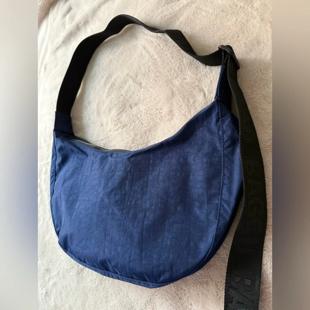 BAGGU Medium Nylon Crescent Bag Navy Black Strap NWOT - Picture 3 of 13